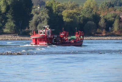 Rotes Feuerlöschboot auf dem Wasser in Wiesbaden