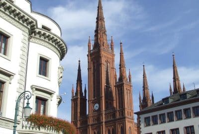 Die Marktkirche in Wiesbaden mit ihrem Uhrturm ist ein wichtiges Element der Stadtarchitektur