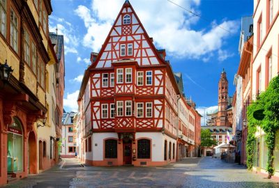 Stadtzentrum von Mainz. Eine zentrale Straße in Mainz mit Gebäuden auf beiden Seiten. Die Szene zeigt einen bewölkten Himmel und eine Außenansicht.