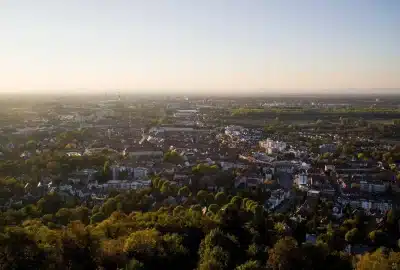 Luftaufnahme von Karlsruhe mit grünem Stadtbild und Transfer.