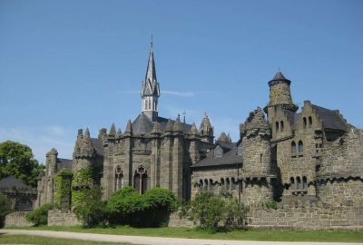 Das Schloss in Kassel, Deutschland, ist ein großes Steingebäude mit beeindruckender Architektur und Geschichte.