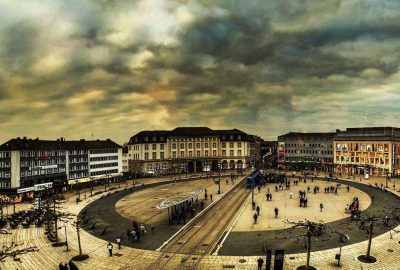 Königsplatz in Kassel, voller Menschen, Deutschland.