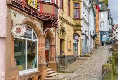 Das Bild zeigt eine Straßenszene in der Marburger Oberstadt, Deutschland. Die Gebäude säumen beide Straßenseiten. Die Szenerie zeigt typische Elemente einer städtischen Umgebung, darunter Fenster und Balkone an den Gebäuden sowie einen Gehweg für Fußgänger.