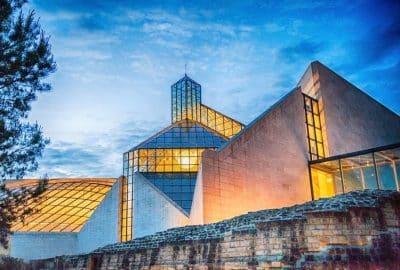 Das Bild zeigt das Mudam Museum für Moderne Kunst in Frankreich, das sich durch eine einzigartige Architektur mit einem markanten Glasdach auszeichnet.