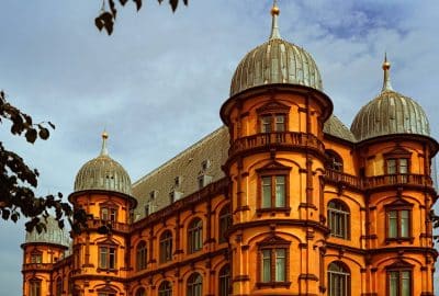 Das Bild zeigt Schloss Gottesaue, ein großes Gebäude mit Kuppeldächern.