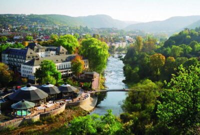 Das Foto spiegelt eine einladende Atmosphäre im Freien wider, die möglicherweise mit Reiseerlebnissen in Bad Kreuznach, Deutschland, zusammenhängt.