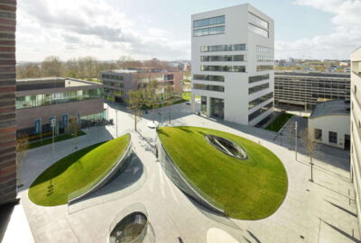 Das Bild zeigt den Bildungscampus Heilbronn in Deutschland und präsentiert ein modernes Gebäude vor einer Kulisse aus grünem Rasen und Gras.