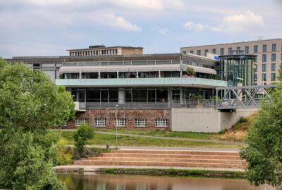 Das Foto zeigt die Kongresshalle, ein Regierungsgebäude, das sich durch sein markantes Glasdach auszeichnet.