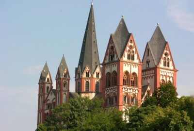 Das Bild zeigt den Limburger Dom, ein bemerkenswertes Gebäude, das sich durch seinen kunstvollen Kirchturm und seine mittelalterliche Architektur auszeichnet.