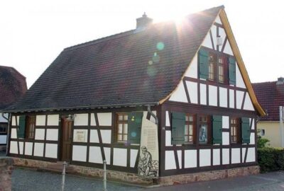 Ein charmantes kleines Haus mit schwarzem Dach, Teil des Museums in Walldorf, das das kulturelle Erbe der Region widerspiegelt.