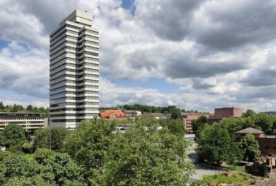 Hohes Gebäude in der Innenstadt von Kaiserslautern, umgeben von Stadtarchitektur