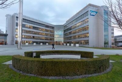 Das Bild zeigt ein großes Geschäftshaus in Walldorf, umgeben von einem gepflegten Innenhof.