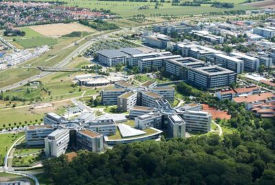 Dieses Bild zeigt eine Luftaufnahme eines modernen, weitläufigen Komplexes.